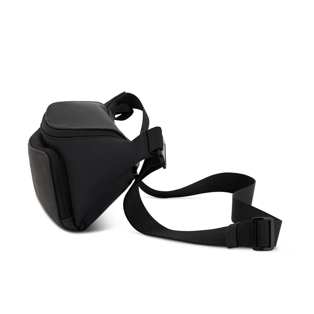 Side view of the black Bali crossbody, 9 cm deep, with the clip buckle on the adjustable strap