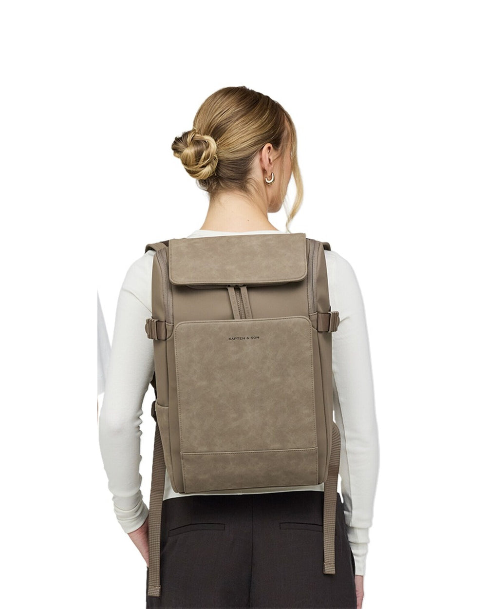 Louisa, 1.74&nbsp;m, wearing the walnut Kapten & Son Bali Medium, back view