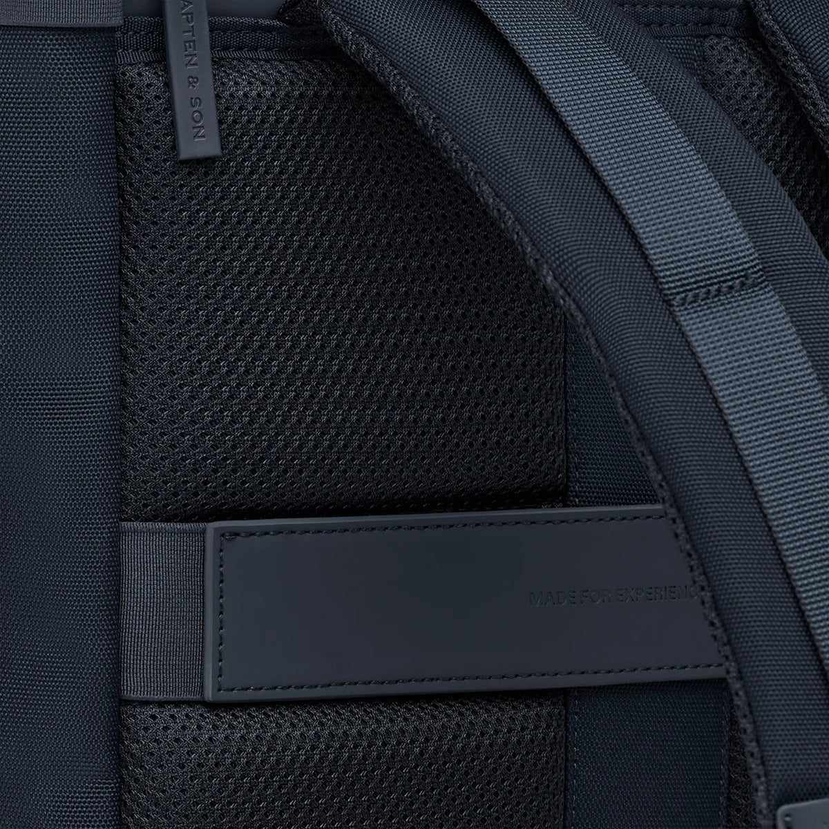 Padded back panel covered in breathable mesh, with a padded shoulder strap, navy Fyn
