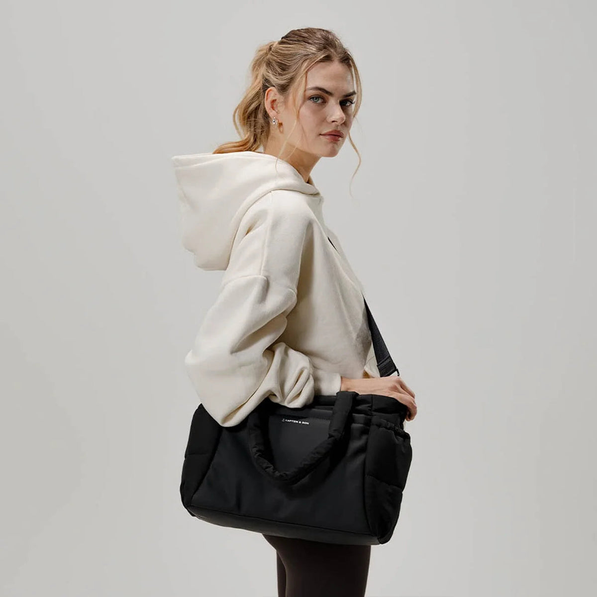 Kapten & Son Hellvi Cloud Medium worn as crossbody with shoulder strap