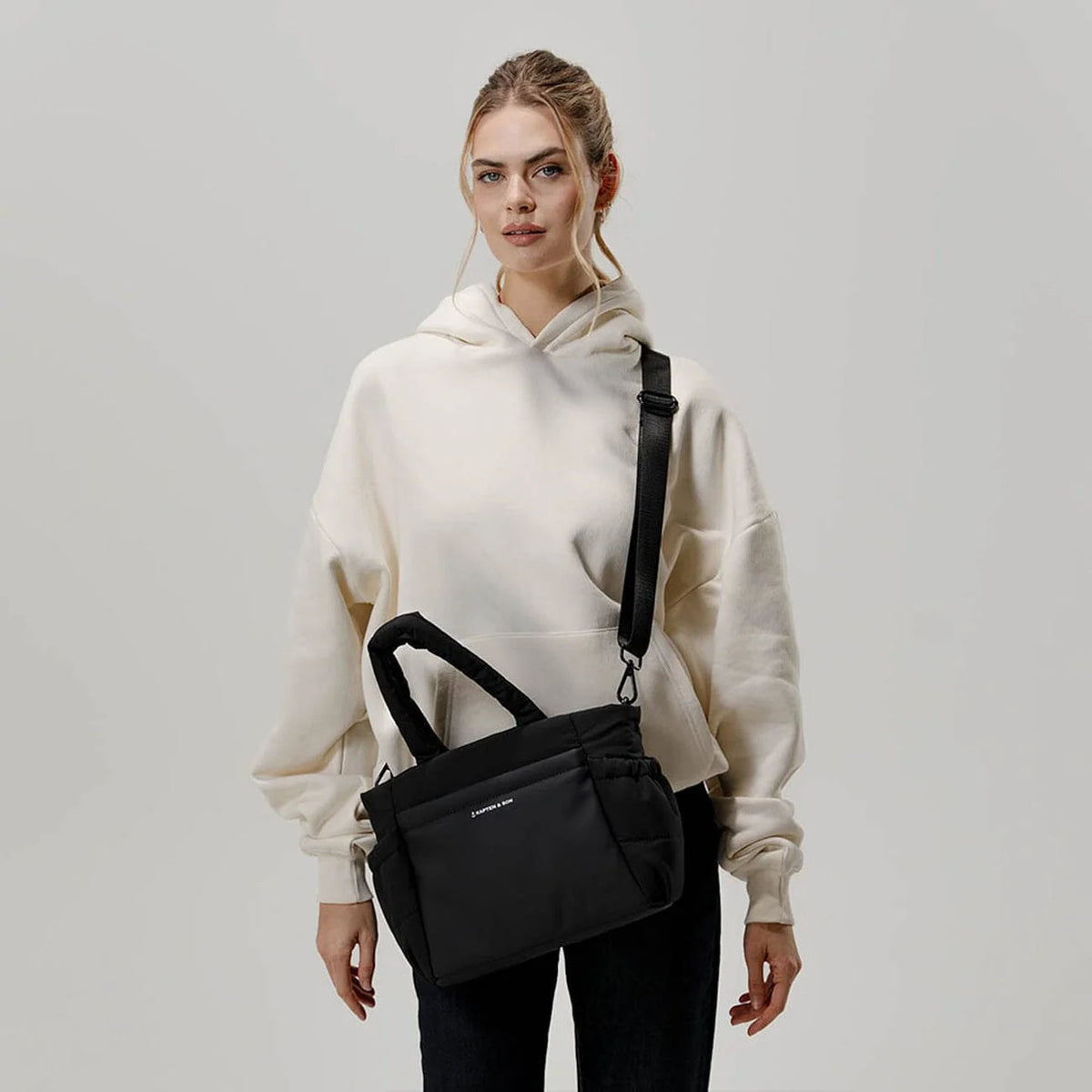 Kapten & Son Hellvi Cloud Small worn as crossbody with shoulder strap