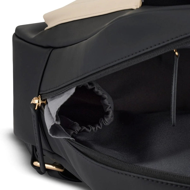 Close-up of the elastic bottle sleeve inside the main compartment