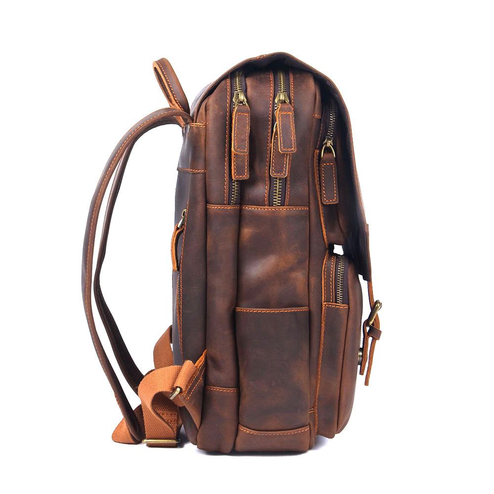seitenprofil des braunen lederrucksacks, zwei hauptreißverschlüsse und seitliche stecktasche